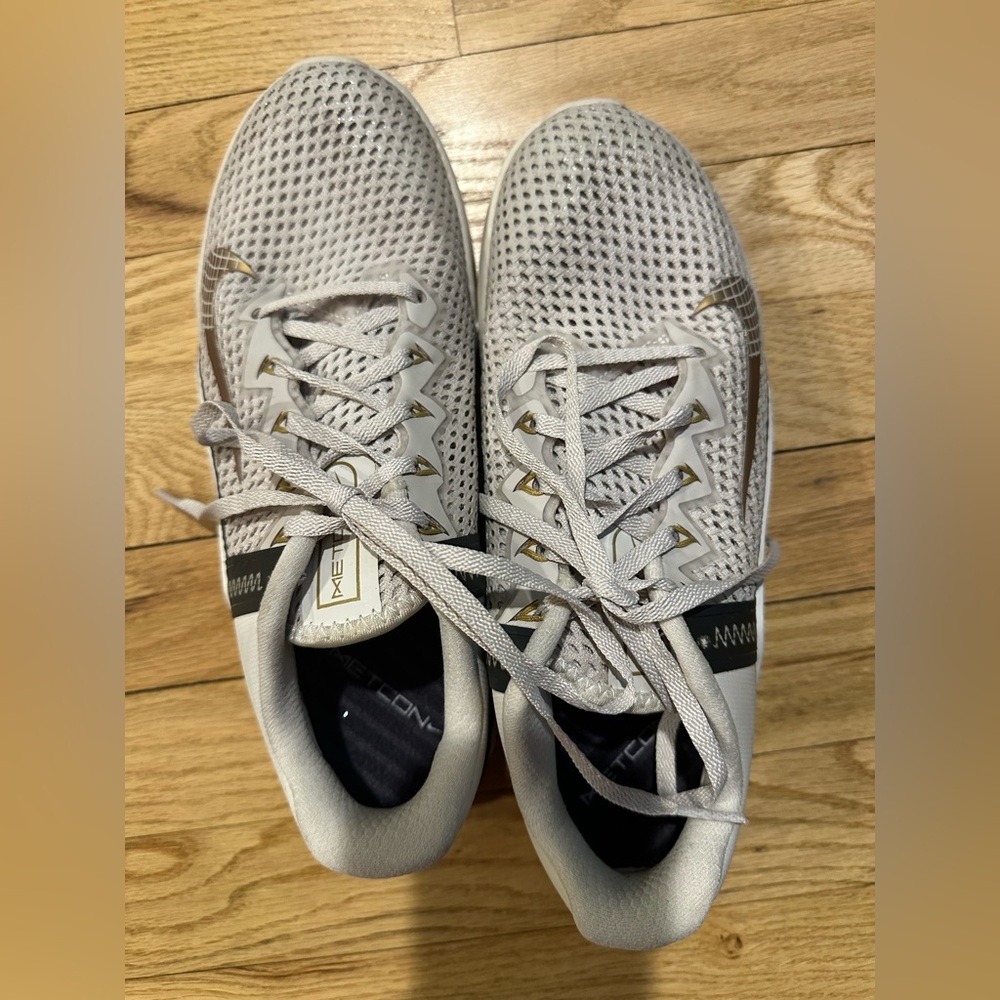 NIKE WOMEN METCON CREAM/BLACK/GOLD SNEAKER (9)